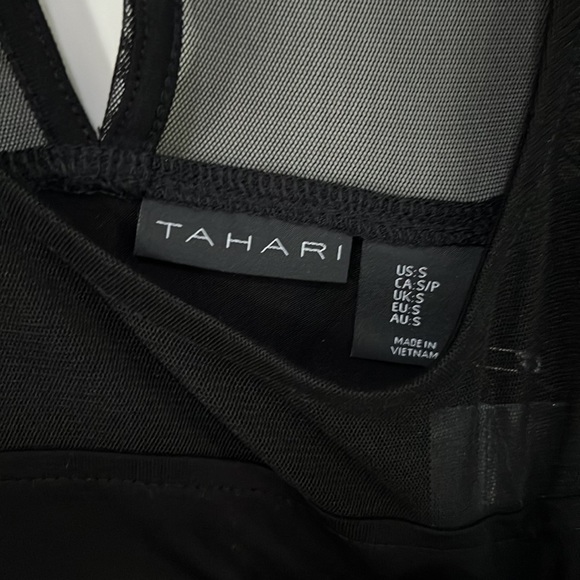 TAHARI Cold Shoulder Top - Picture 4 of 6